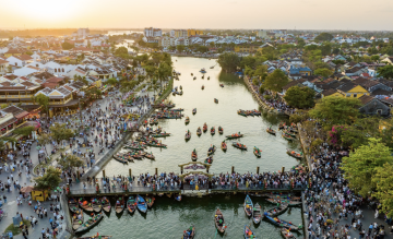 Biển người "đổ bộ" phố cổ Hội An