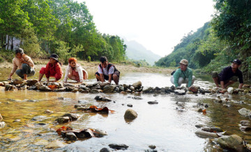 Độc đáo nghi thức tâm linh Đắp chăn “săn” cá suối của đồng bào Co ở Quảng Ngãi
