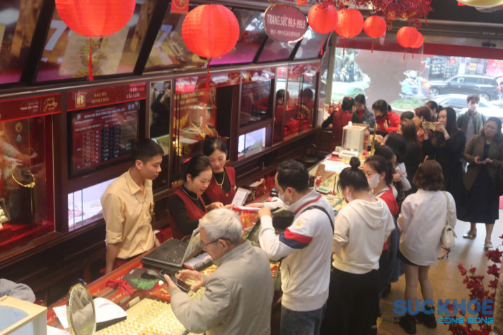 Người dân Hà Nội tấp nập mua vàng trước ngày vía Thần Tài: Gửi gắm niềm tin và hy vọng đầu năm
