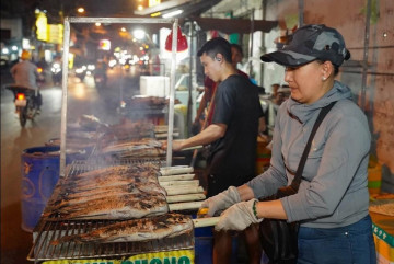 Xuyên đêm nướng hàng nghìn con cá lóc bán ngày vía Thần Tài