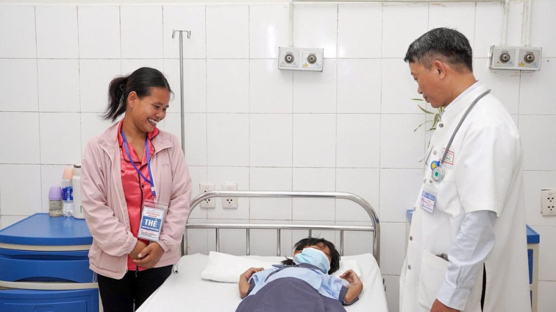 Cứu sống ngoạn mục bé gái liệt tứ chi do rắn cạp nia cắn