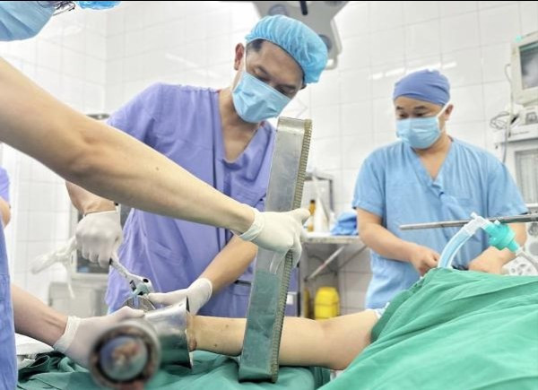 Người phụ nữ đến cấp cứu với bàn tay kẹt trong máy xay thịt