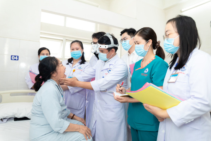 Vì sao ung thư vòm họng thường được phát hiện muộn?
