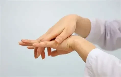 Tê bì, đau yếu bàn tay là dấu hiệu bệnh gì?