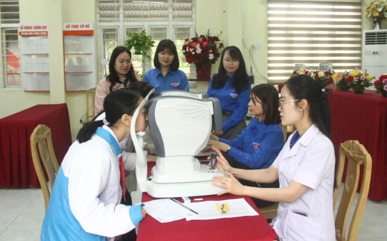 Thanh Hóa: 1.560 học sinh được khám mắt miễn phí, tăng cường chăm sóc thị lực học đường