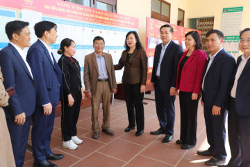 Bộ trưởng Bộ Y tế Đào Hồng Lan thông tin tới cử tri về những giải pháp nâng cao công tác chăm sóc sức khỏe Nhân dân