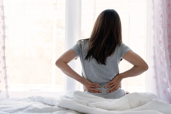 Bí quyết uống nước ấm buổi sáng giúp giảm đau khớp