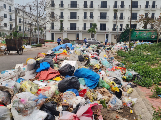 Thanh Hoá: Rác thải ngổn ngang giữa đường tại phường Quảng Phú