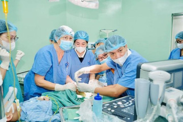 Bệnh viện Sản Nhi Nghệ An phối hợp chuyên gia quốc tế điều trị co cứng cơ cho trẻ bại não
