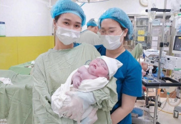 Bé trai ở Hà Nội chào đời nặng gần 6 kg