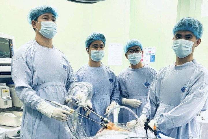Hai du học sinh về Việt Nam phẫu thuật tuyến giáp tại Bệnh viện K