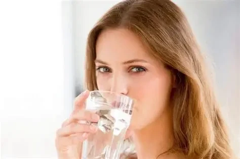 Uống nước đá có khiến bụng to?
