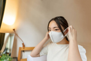 Lợi ích của việc đeo khẩu trang mỗi ngày và cách sử dụng đúng để hạn chế nổi mụn