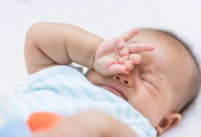Vì sao mắt trẻ sơ sinh thường xuất hiện ghèn?