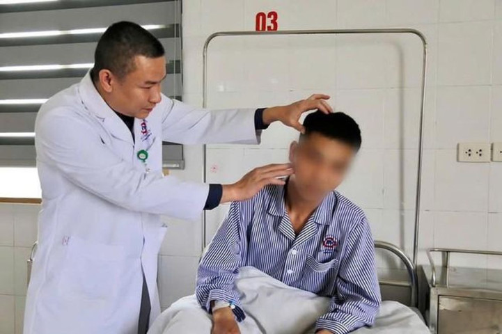 Phẫu thuật lấy dị vật lò xo bút bi "ngủ quên" 13 năm trong vùng thái dương