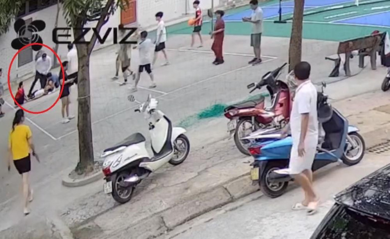 Bác sĩ kịp thời cứu người đàn ông đột quỵ giữa sân bóng