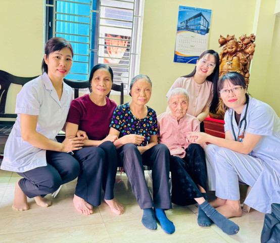 Y tế cơ sở đồng hành chăm lo sức khỏe người khuyết tật, người khó khăn