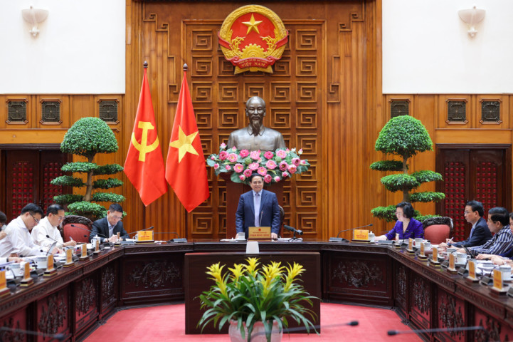 Khuyến khích người dân, doanh nghiệp ưu tiên sử dụng phương tiện giao thông công cộng, xe điện, chuyển đổi xanh
