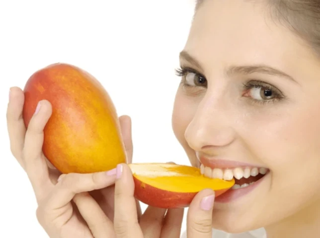 Ăn xoài mùa hè có gây nổi mụn không?