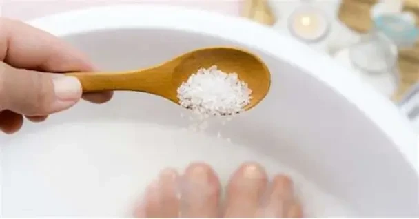 Ngâm chân với nước muối có giúp giảm mùi hôi?