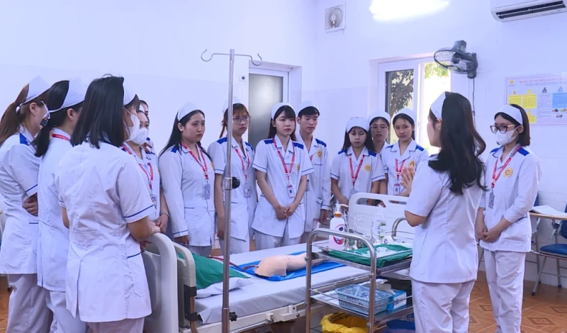 Thanh Hóa chủ động đào tạo nhân lực y tế, củng cố hệ thống chăm sóc sức khỏe ban đầu.