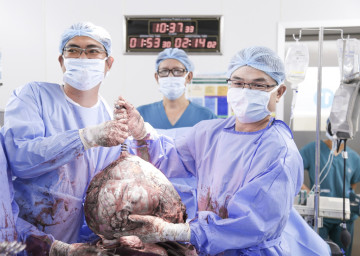 Kỳ tích ngoại khoa: Phẫu thuật thành công khối u xơ tử cung khổng lồ gần 12kg