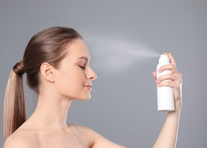 Da dầu mụn có nên dùng xịt khoáng?