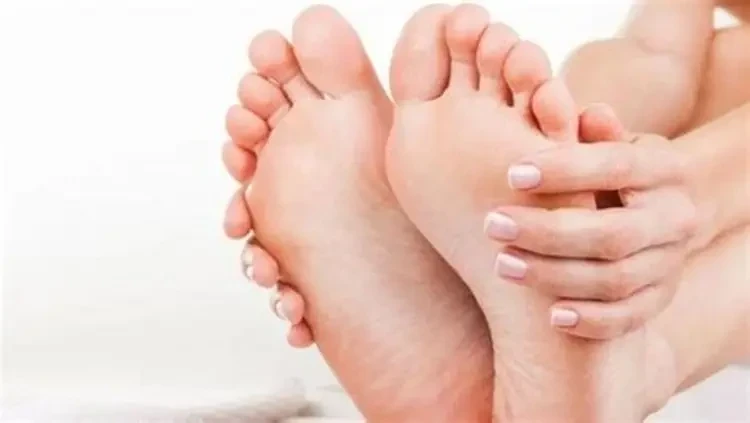 Tại sao chân  bị nứt nẻ ngay cả khi trời nắng nóng?