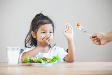 Vì sao trẻ biếng ăn mùa nóng?