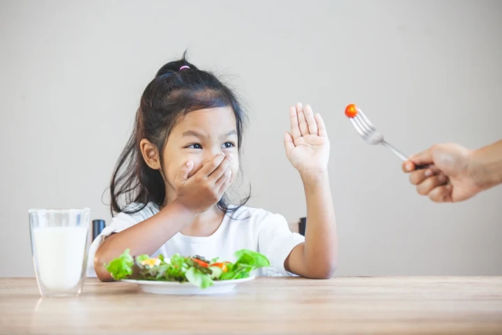 Vì sao trẻ biếng ăn mùa nóng?