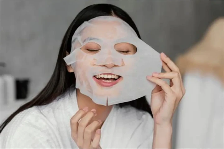 Thời tiết đổi mùa, da “khó chiều”: Có cần thay toàn bộ sản phẩm dưỡng da?