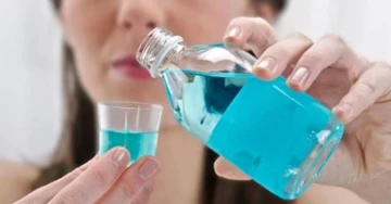 Có nên dùng nước súc miệng hằng ngày?