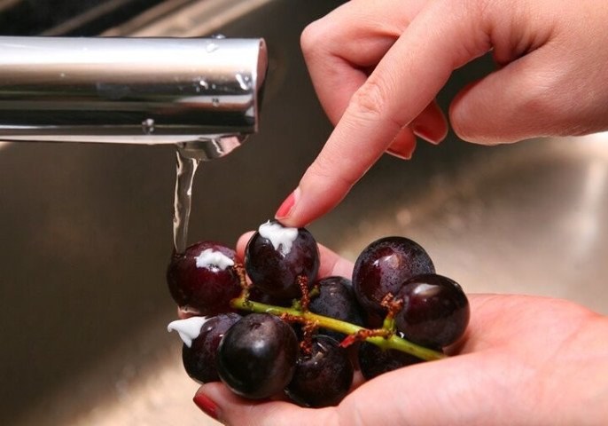 Rửa nho đúng cách để giảm bụi bẩn, dư lượng thuốc bảo vệ thực vật