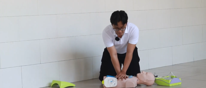 Cách sử dụng máy sốc tim tự động AED khi gặp người ngừng tim đột ngột