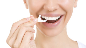 Ăn hành, tỏi xong làm gì để hết hôi miệng?