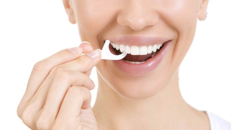 Ăn hành, tỏi xong làm gì để hết hôi miệng?