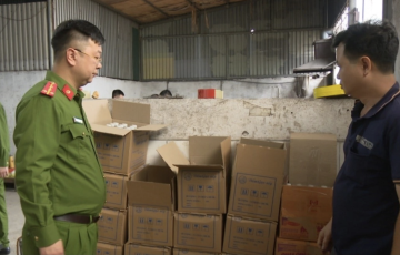 Triệt phá cơ sở sản xuất giấm giả từ công thức "6 lít hóa chất pha 200 lít nước lã"
