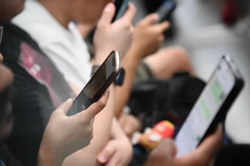 Người trẻ dùng mạng xã hội dưới 1 giờ/ngày có mức hạnh phúc rất cao