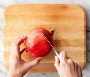 Tách hạt lựu trong 2 phút bằng thìa, không nát hạt