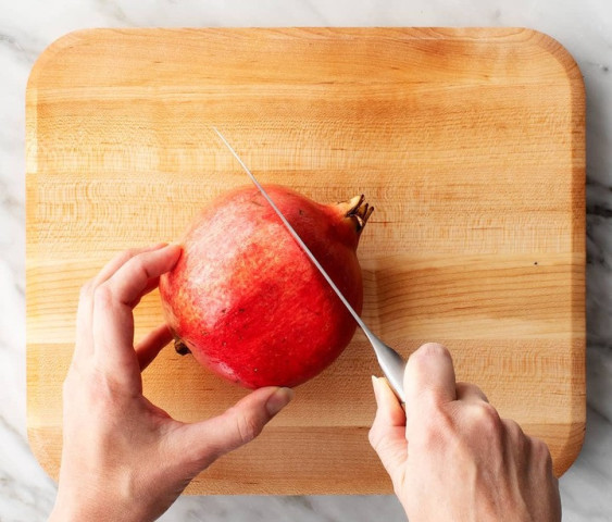 Tách hạt lựu trong 2 phút bằng thìa, không nát hạt