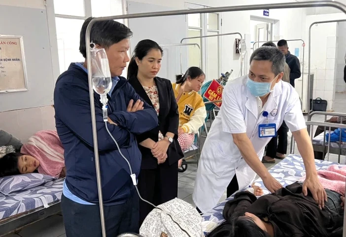 Hàng chục người nhập viện sau ăn bánh mì: Nghi ngộ độc thực phẩm