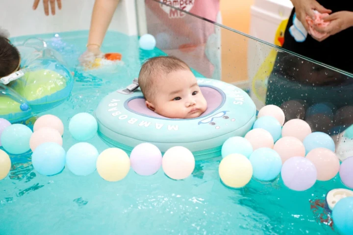 Bơi thủy liệu cho bé có tốt không?