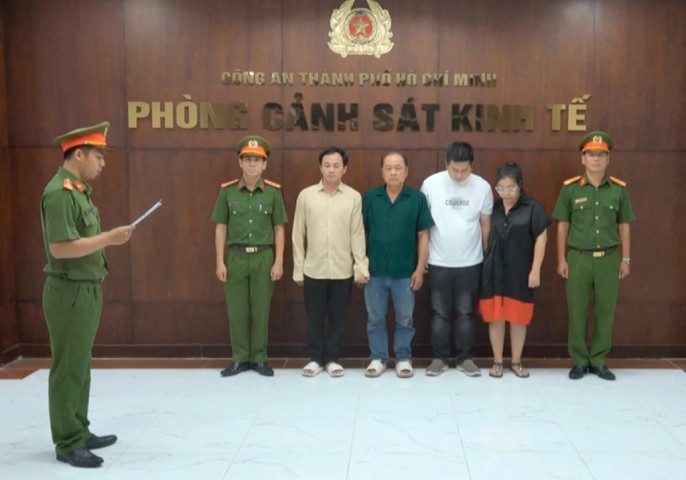 Bắt giám đốc công ty làm “giấm ăn Hàn Quốc” từ axit công nghiệp