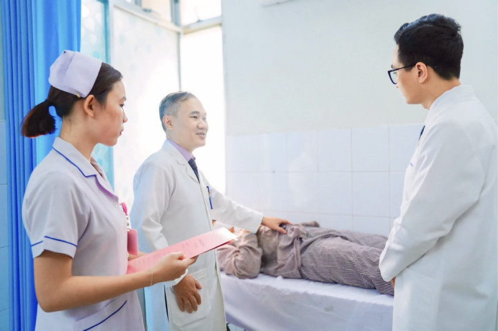 Đau bìu lúc nửa đêm, bé trai 14 tuổi suýt mất tinh hoàn vì cố chịu đựng