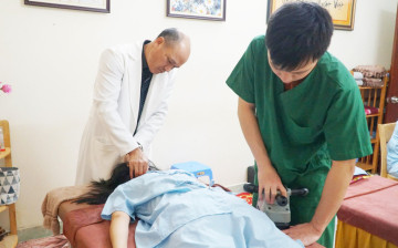 Xoa bóp – bấm huyệt: Hướng hỗ trợ an toàn cho người bệnh viêm đa khớp dạng thấp
