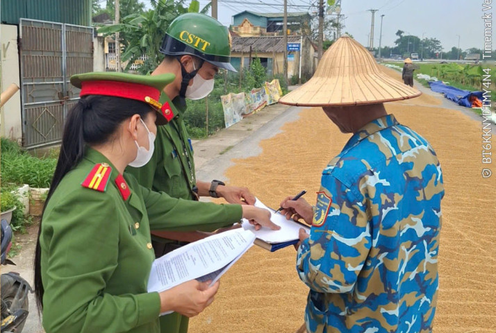 Công an Thanh Hóa: Đảm bảo an toàn giao thông từ việc chấn chỉnh tình trạng phơi thóc lúa trên đường