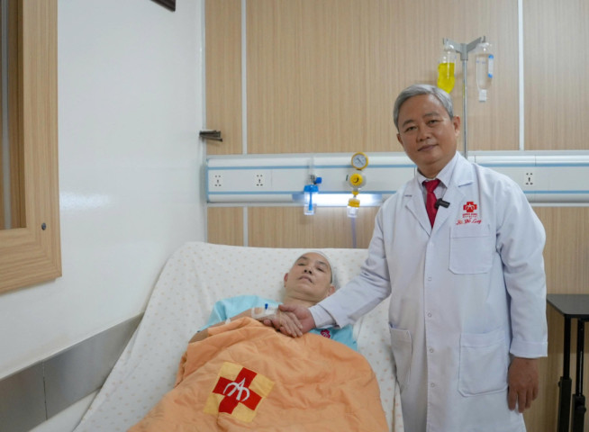 Cú ngã xe đạp giúp phát hiện khối u não hơn 7cm ở người phụ nữ 63 tuổi