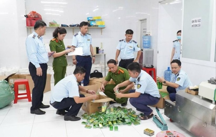 Bắt giữ 2 người liên quan vụ sản xuất dầu gió giả quy mô lớn