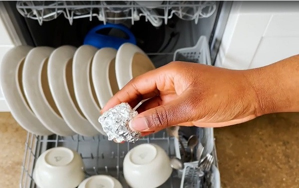 Mẹo thả giấy bạc vào máy rửa bát giúp thìa dĩa sáng bóng như mới