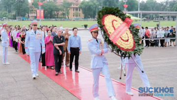 Lãnh đạo Hội VACHE viếng Lăng Chủ tịch Hồ Chí Minh, dâng hương tưởng niệm Đại tướng Võ Nguyên Giáp